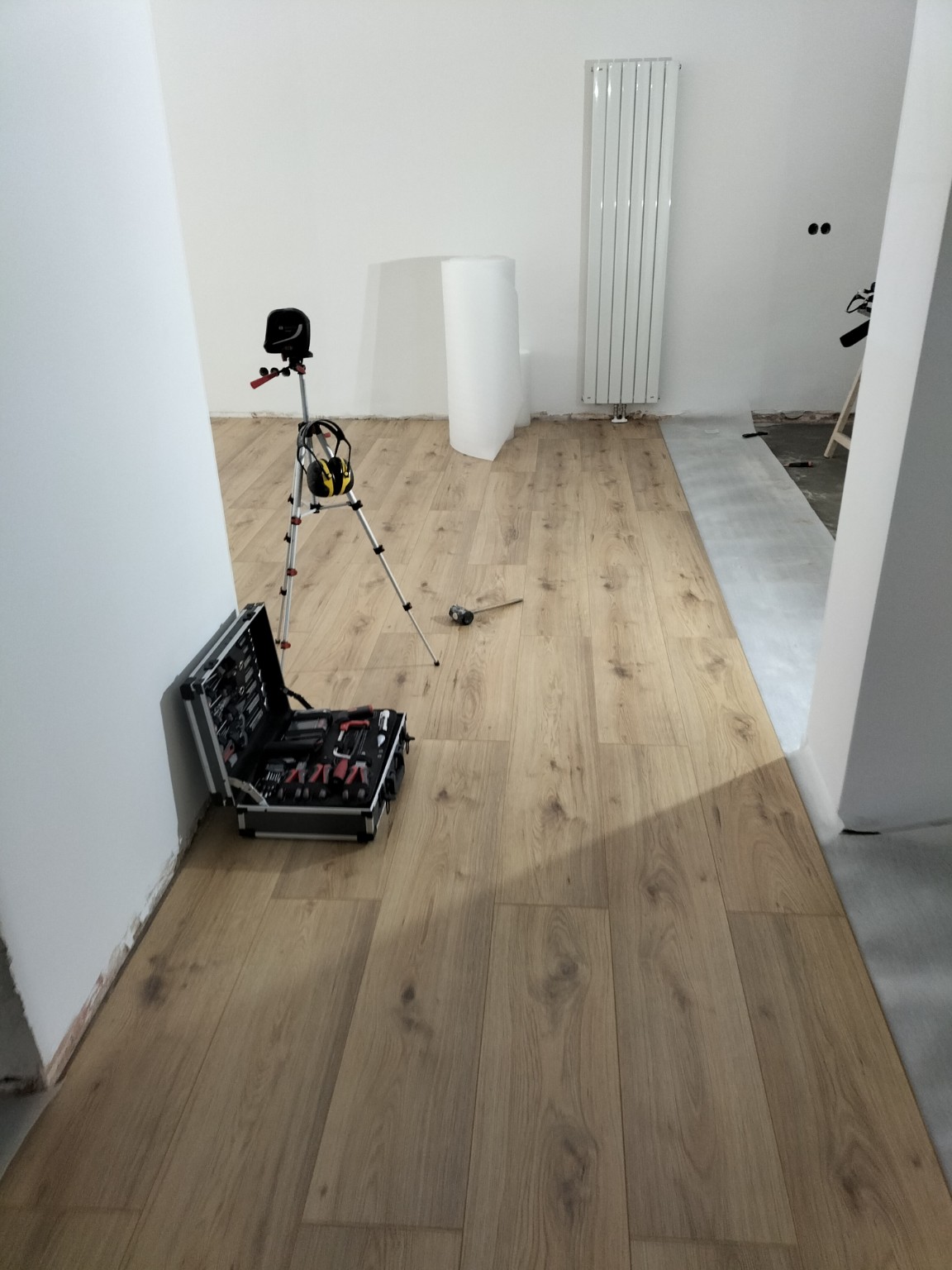 Instalación de pavimento de acabado madera en Fürth con herramientas y base todavía visible