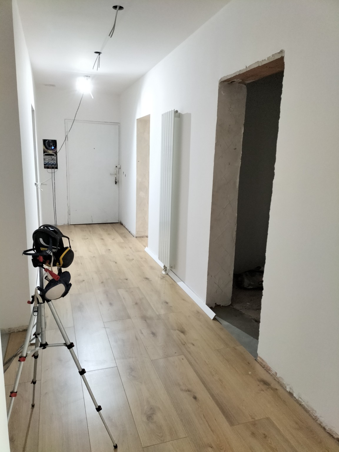 Pavimento instalado en corredor de Fürth con pasos de puertas pendientes de terminar
