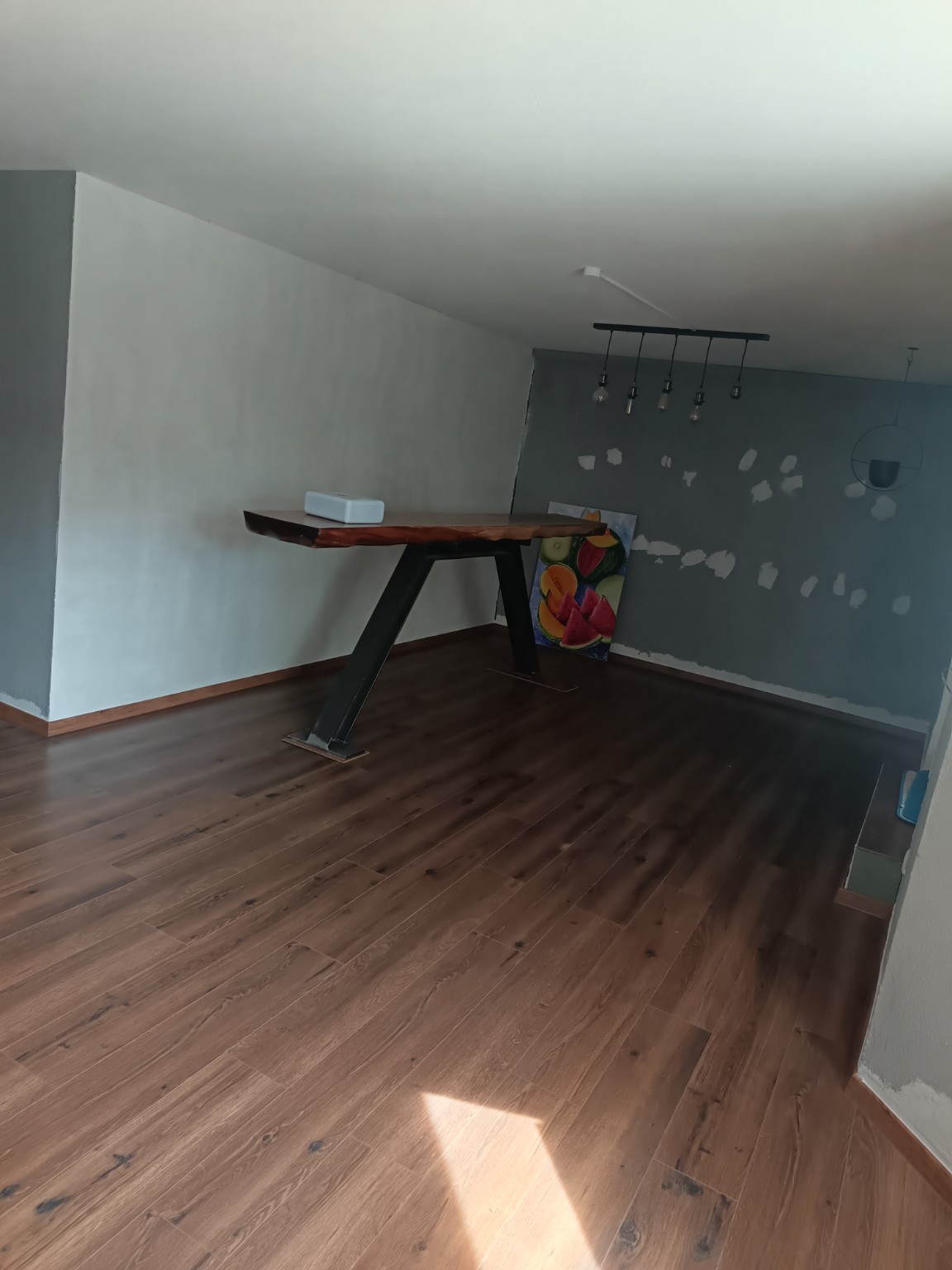 Pavimento de acabado madera junto a paredes en preparación
