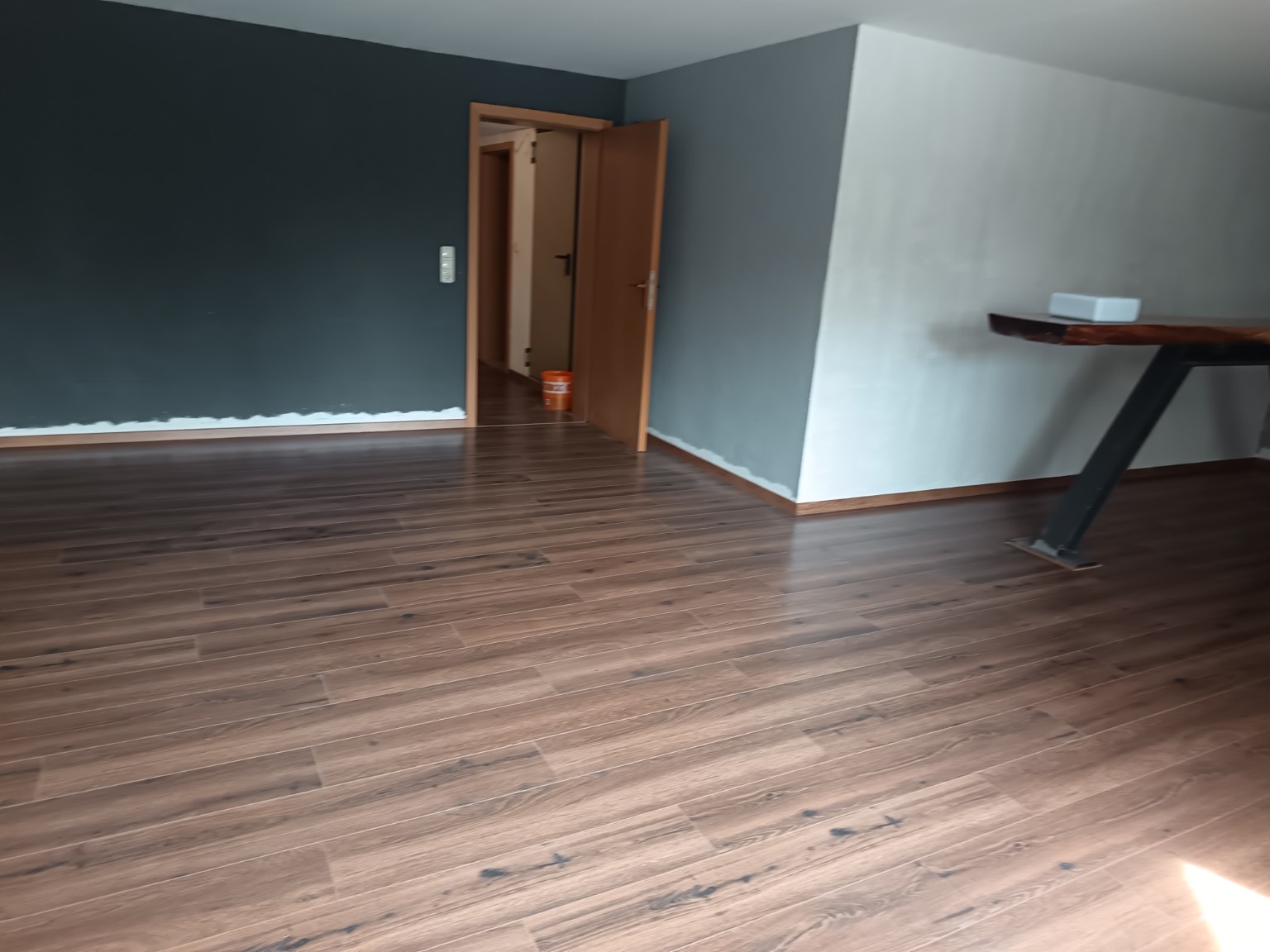 Continuidad del suelo de acabado madera a través de una puerta interior