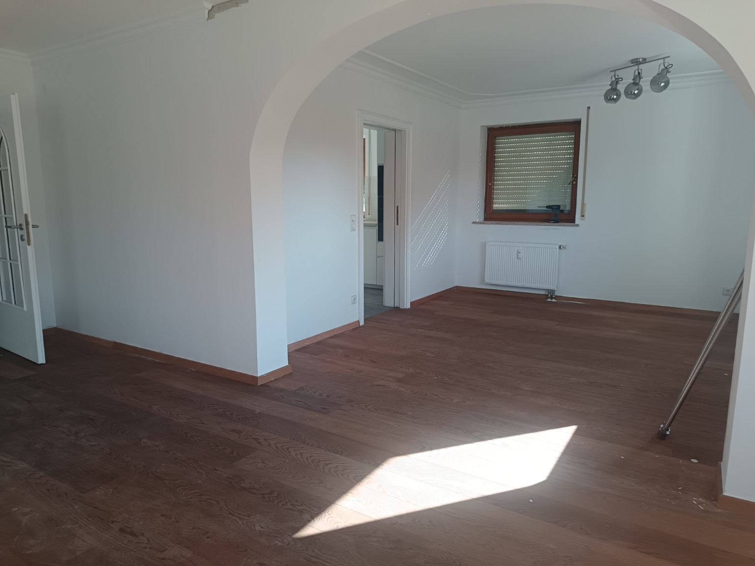 Rodapié de acabado madera en esquinas y encuentros junto a puertas