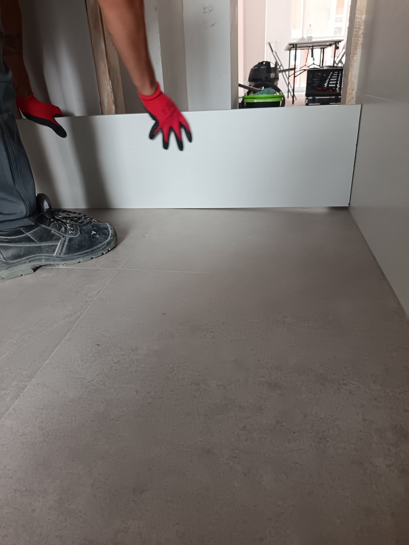 Colocación de una lama de suelo laminado durante una reforma en Zamora