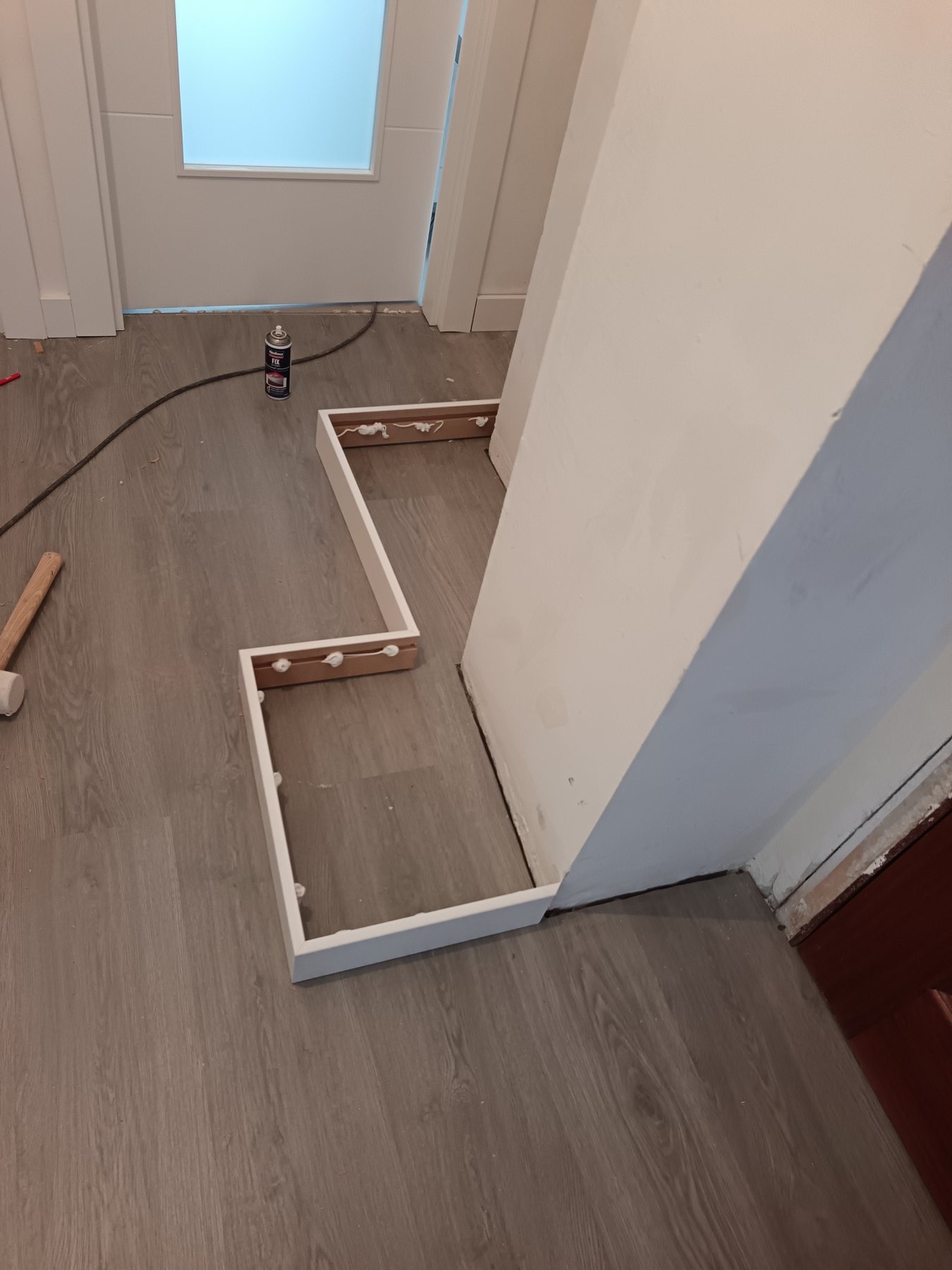 Cortes y encuentros del suelo laminado alrededor de puertas en Zamora