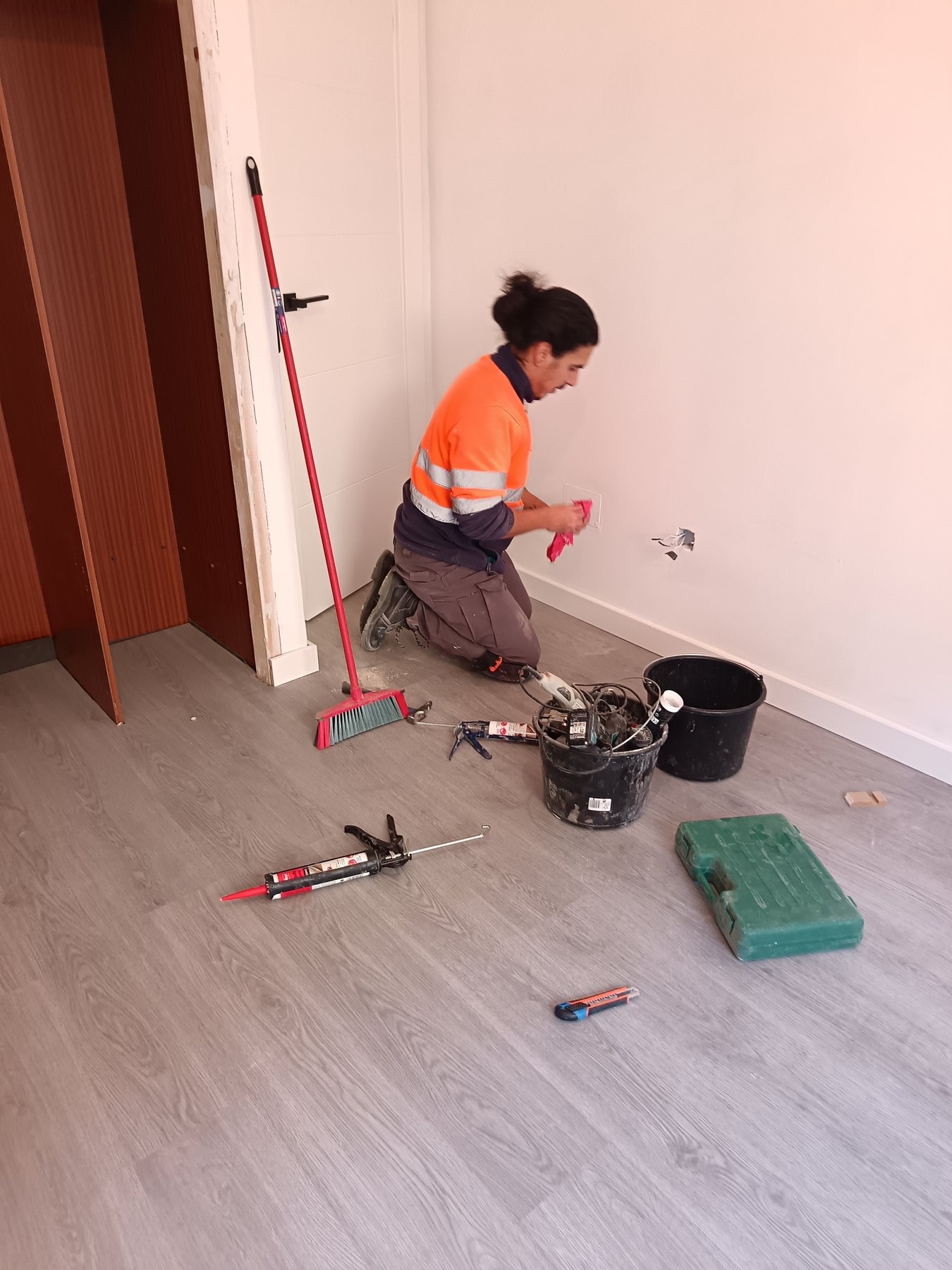 Profesional de La Casa de Piedra trabajando durante la instalación de suelo laminado en Zamora