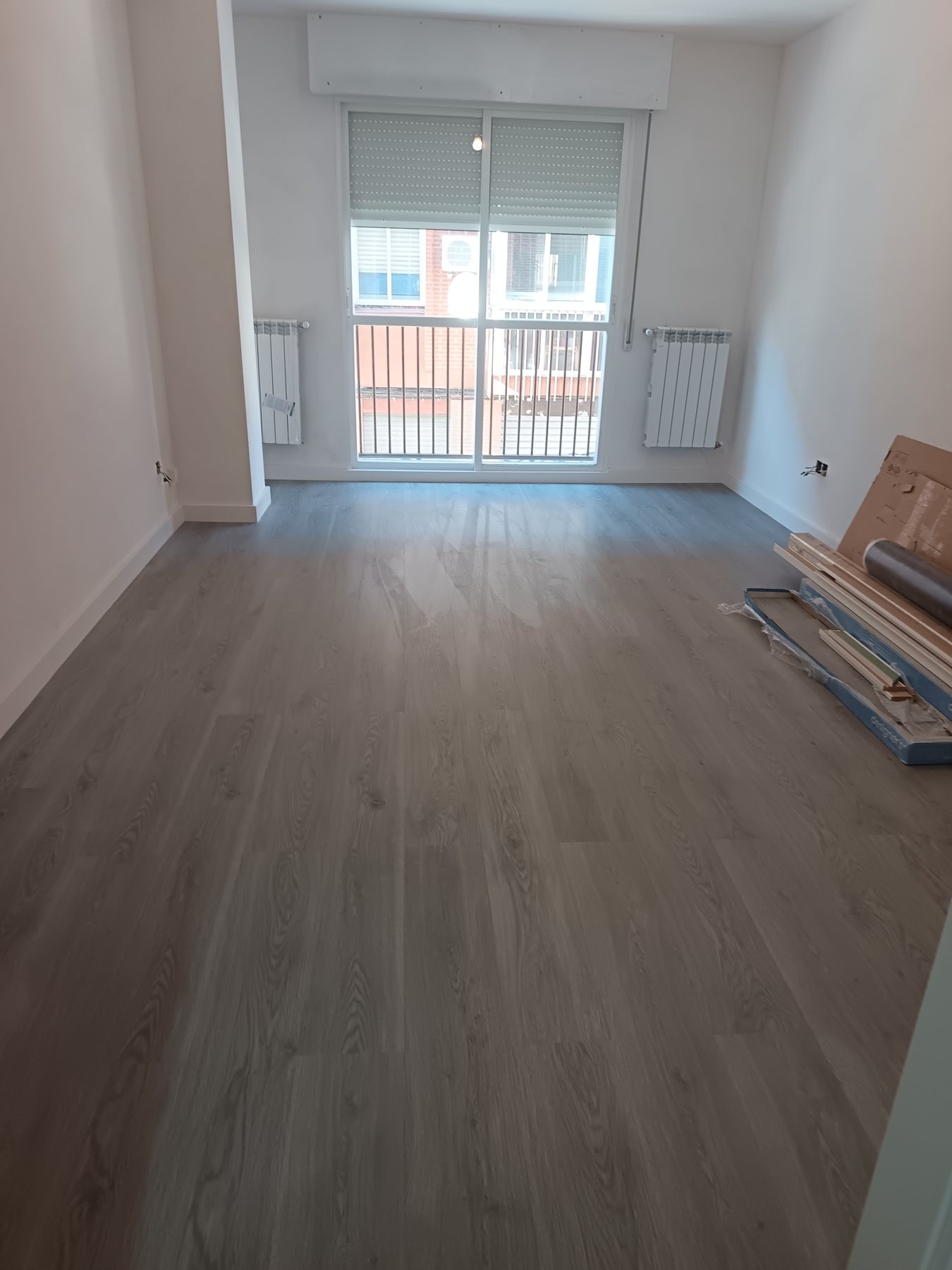 Vista general de una estancia con suelo laminado gris en Zamora